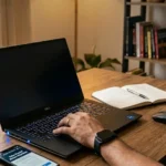 Notebook liga, acende as luzes, mas a tela fica preta Saiba como resolver.